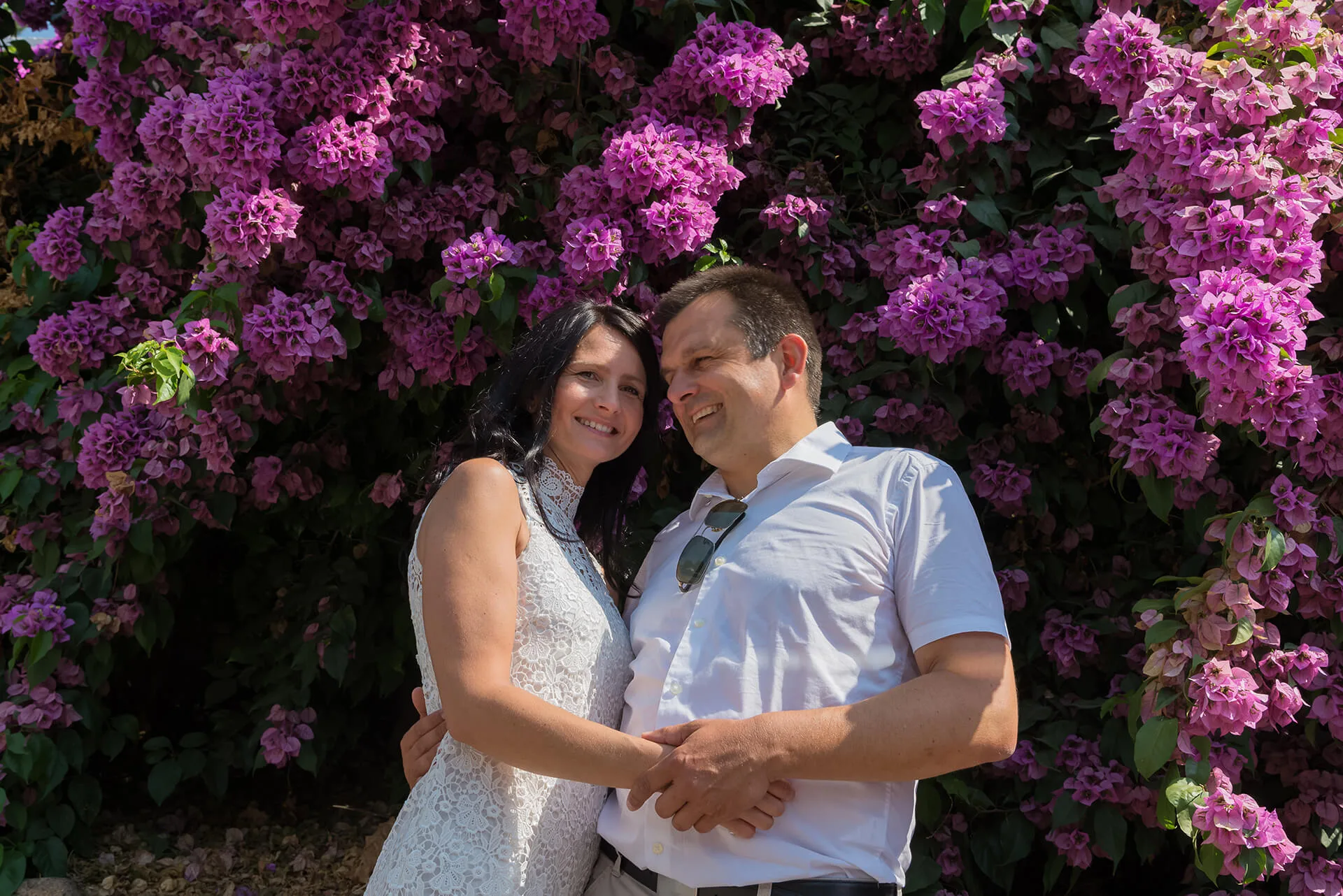 couple photoshoot in a garden in Rome